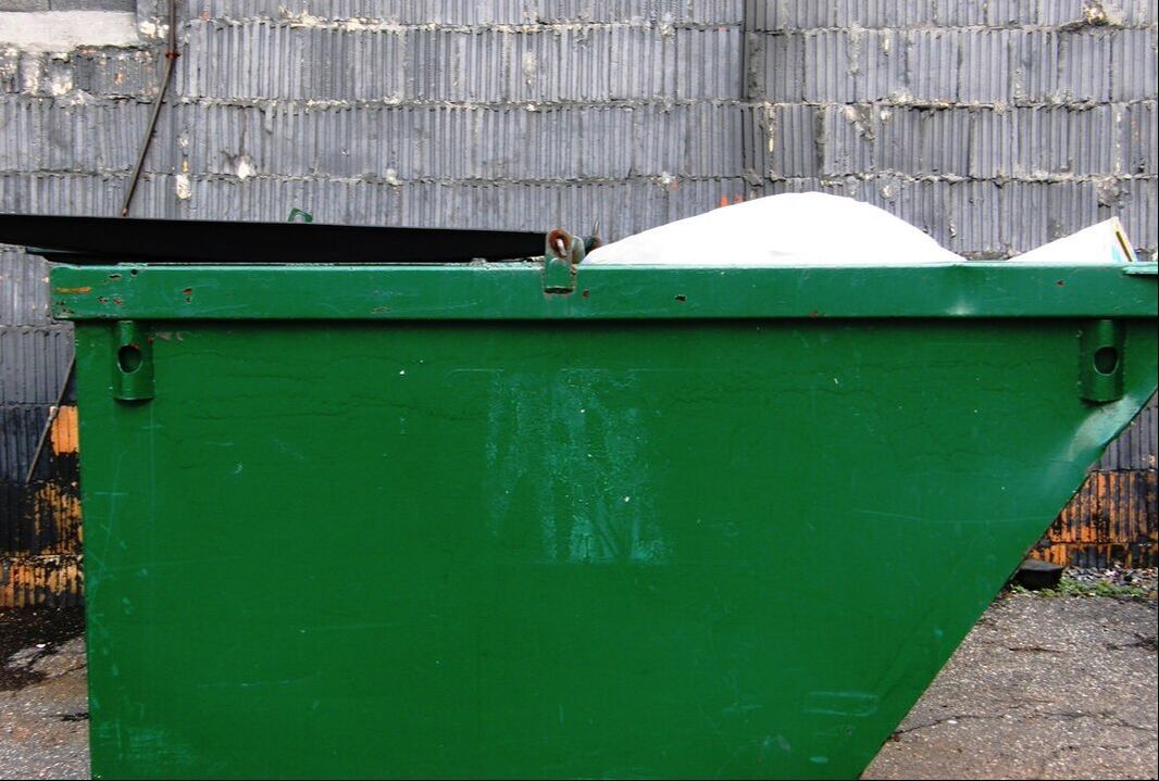 large green trash bin in Mableton, GA